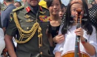 吴尊女儿给国王演奏